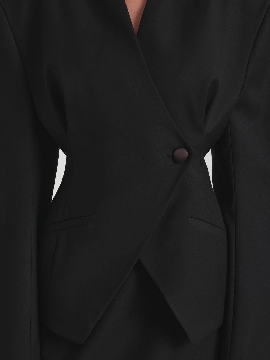 Fitted jacket with an enlarged shoulder line