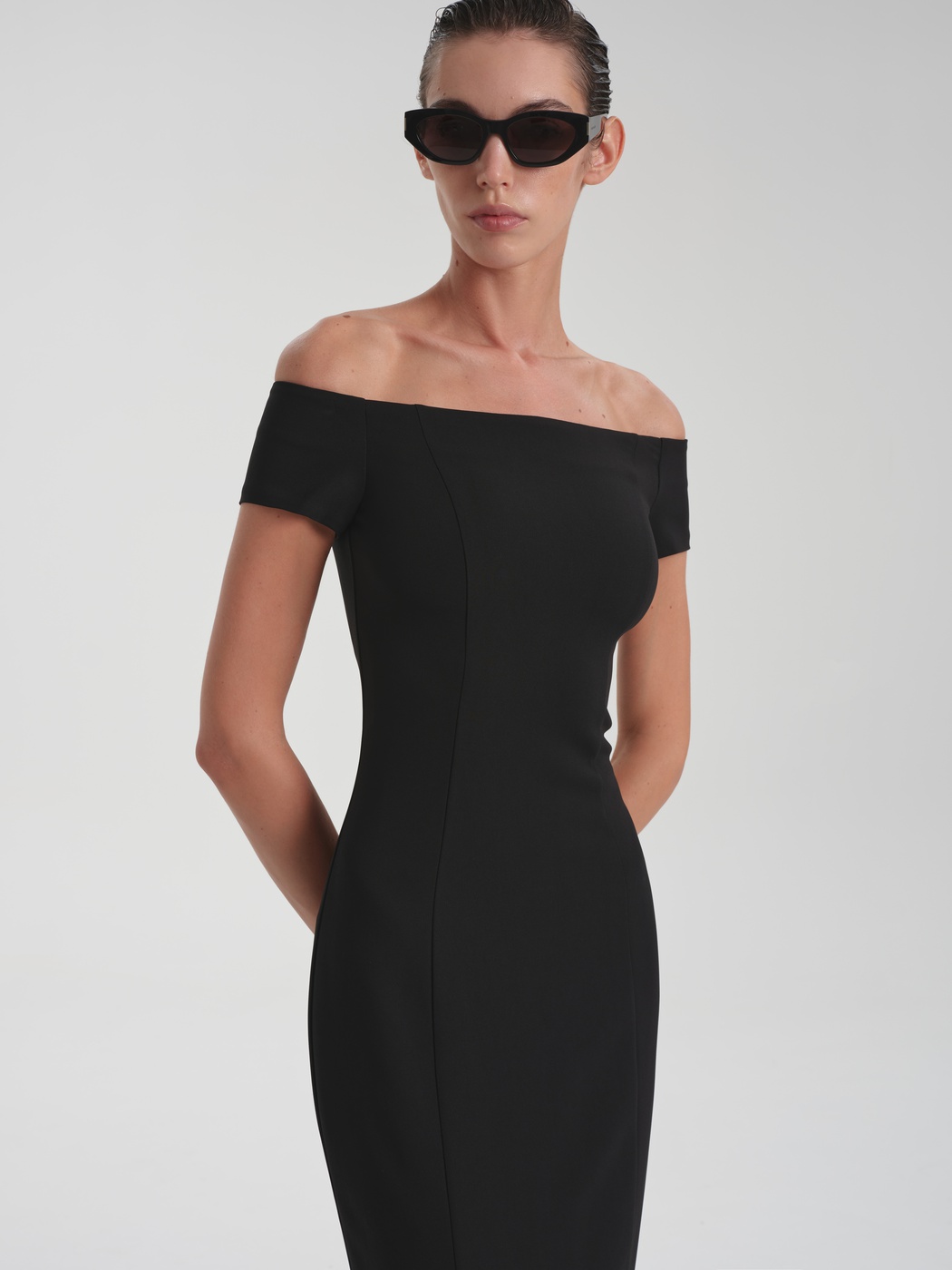 Fitted silhouette dress with short sleeves