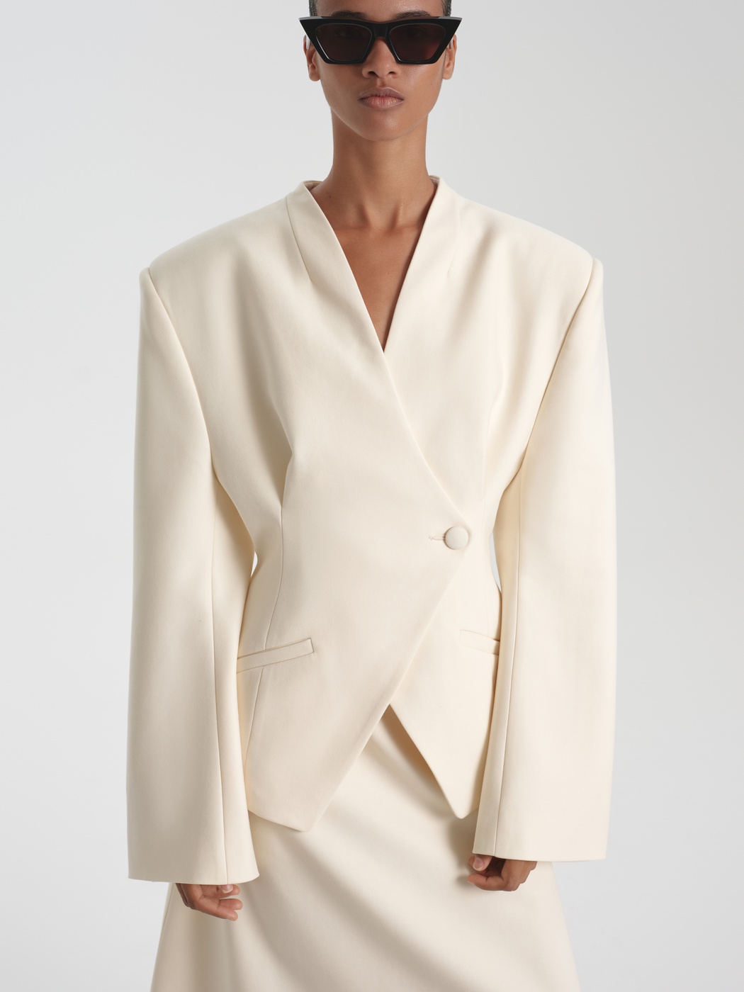 Fitted jacket with an enlarged shoulder line