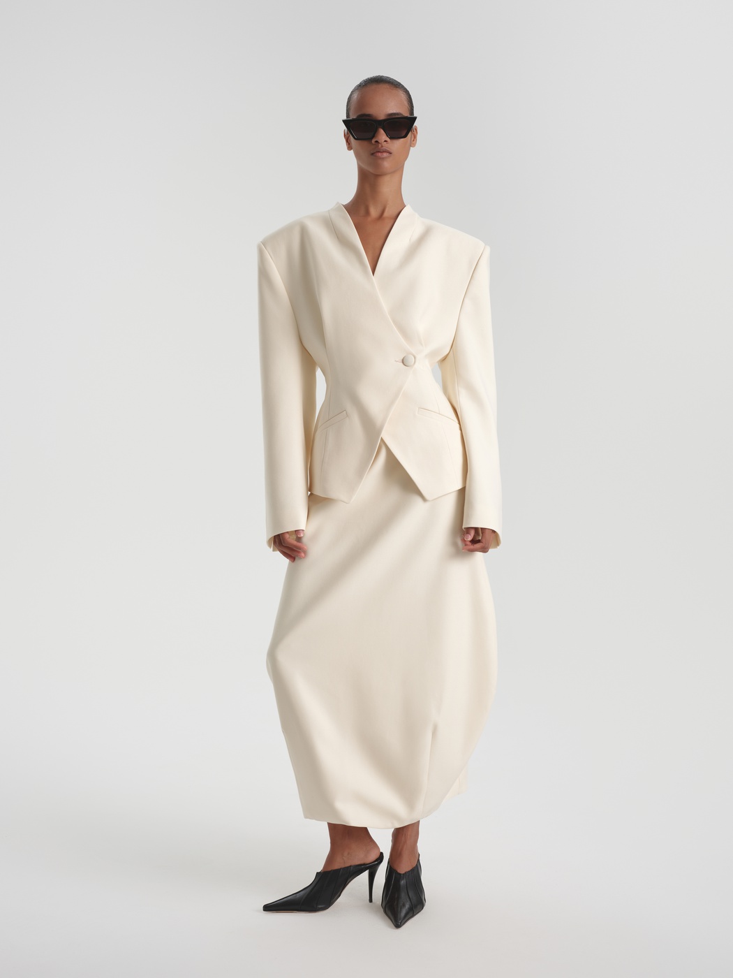 Fitted jacket with an enlarged shoulder line
