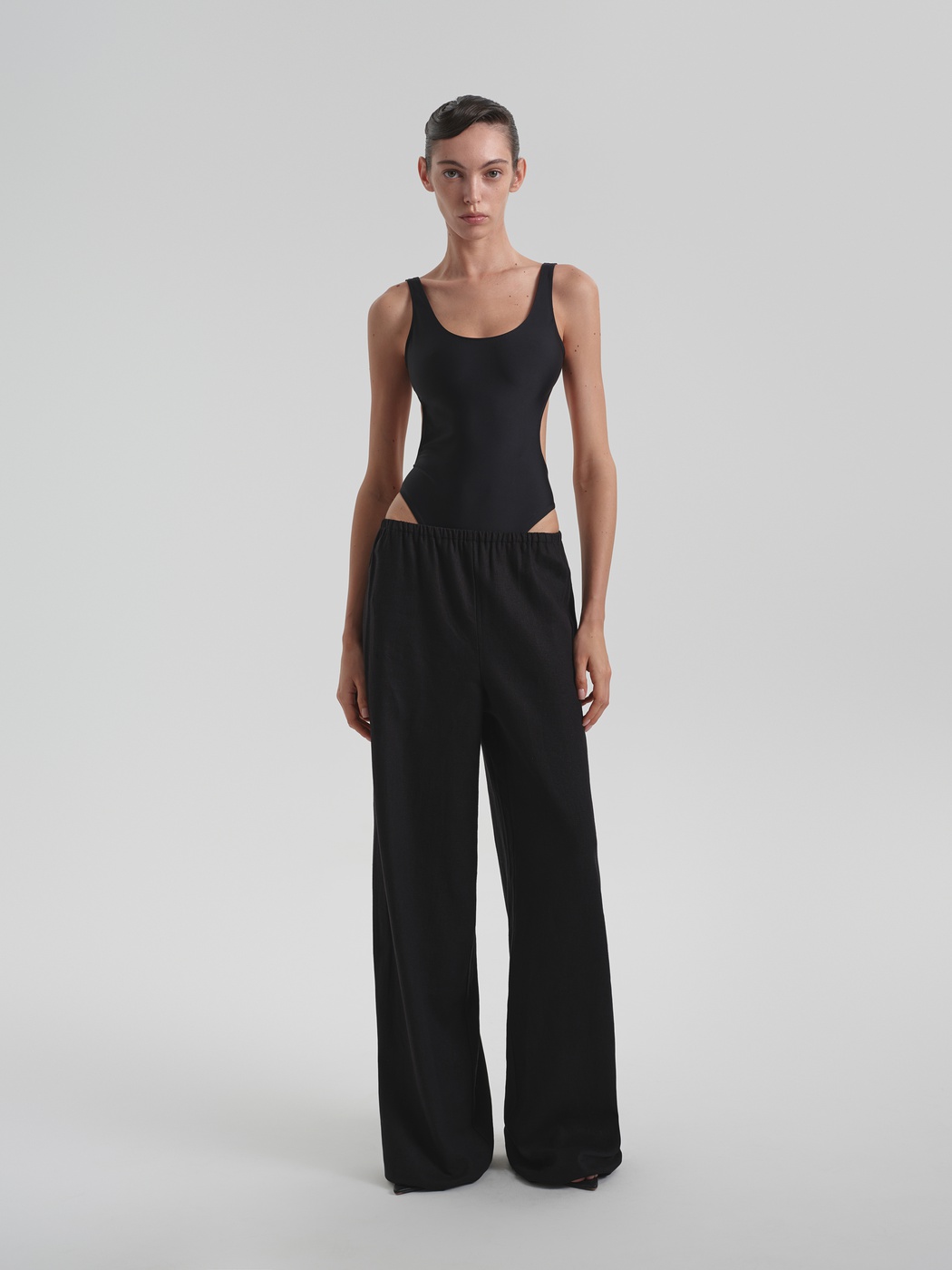 Wide leg trousers on a narrow linen belt