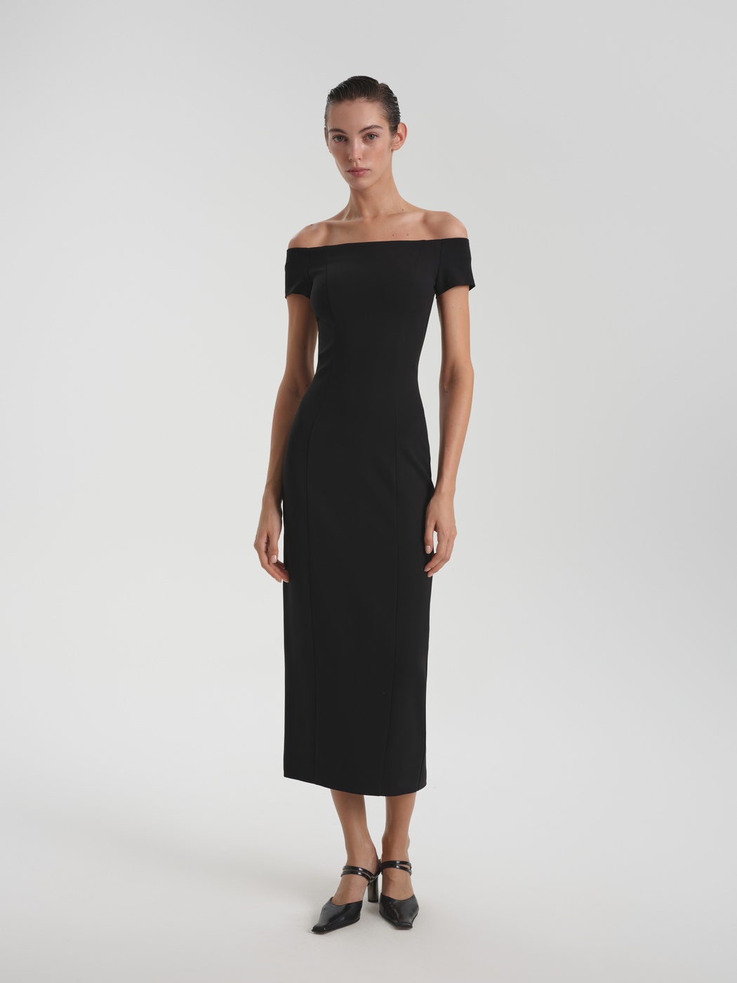 Fitted silhouette dress with short sleeves