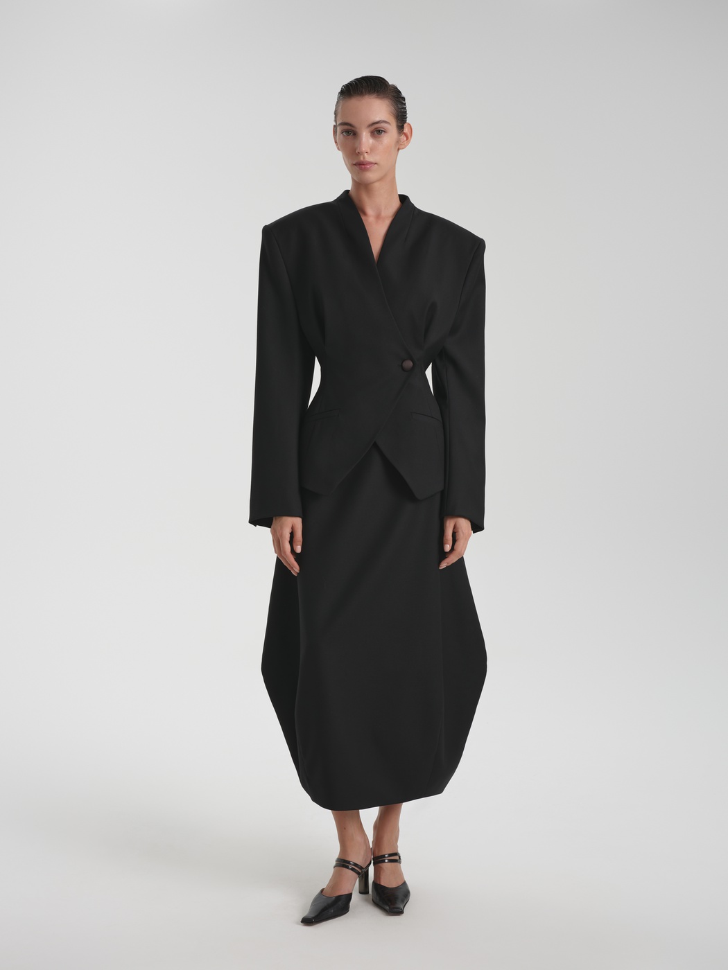 Fitted jacket with an enlarged shoulder line
